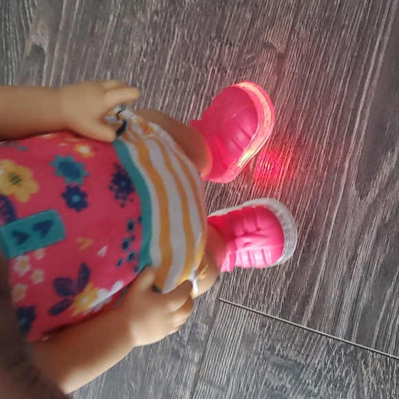 Baby Alive Step ‘N Giggle Baby Brown Hair Doll Light-Up Shoes- English/French - Picture 3 of 7